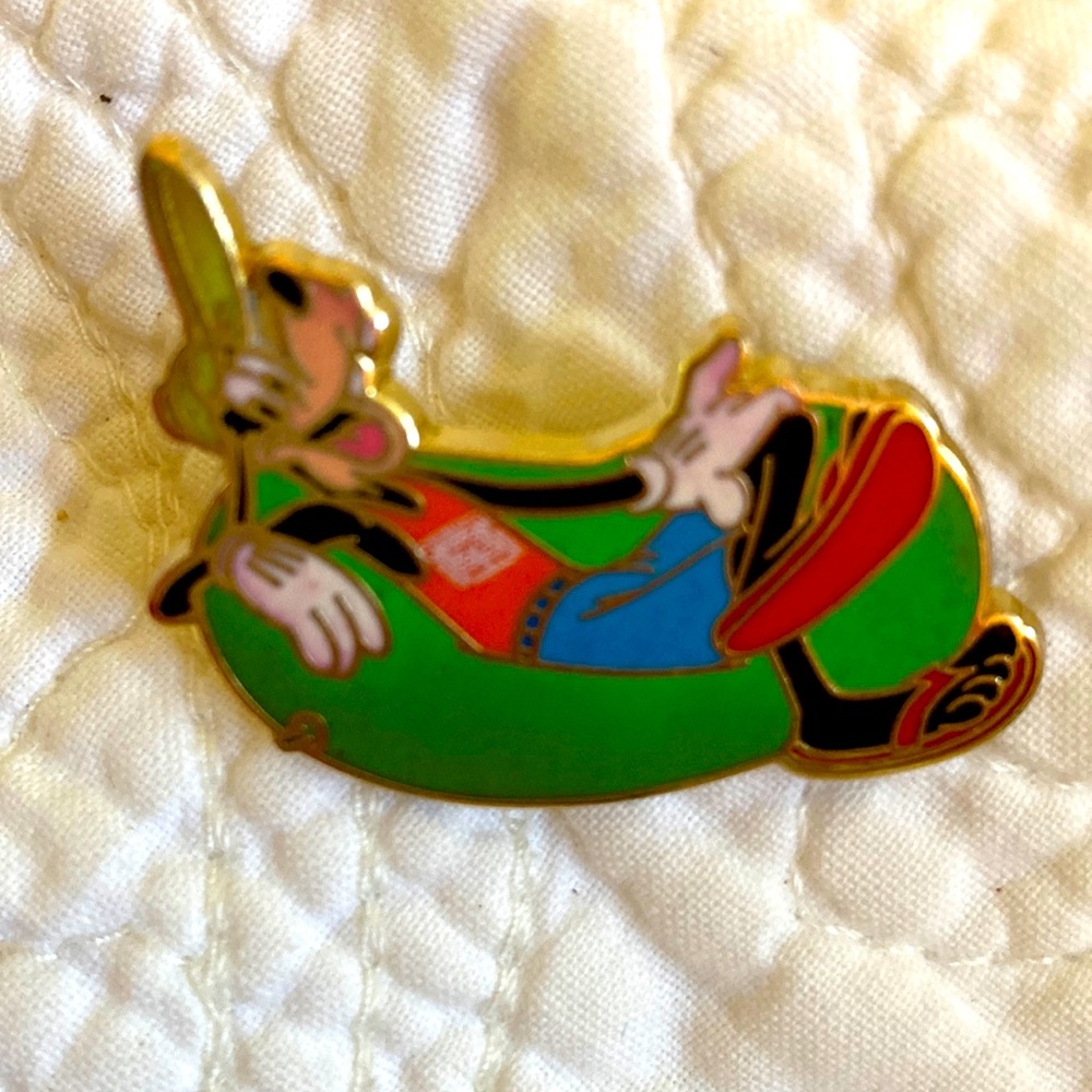 Disney goofy on an inner tube floating trading pin. No back.